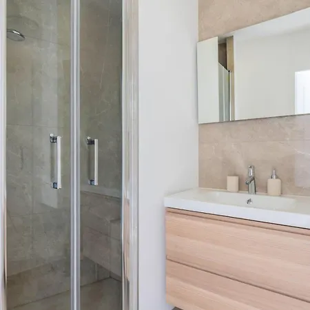 En Baroeul Two-bedroom Bright And Equipped アパート *