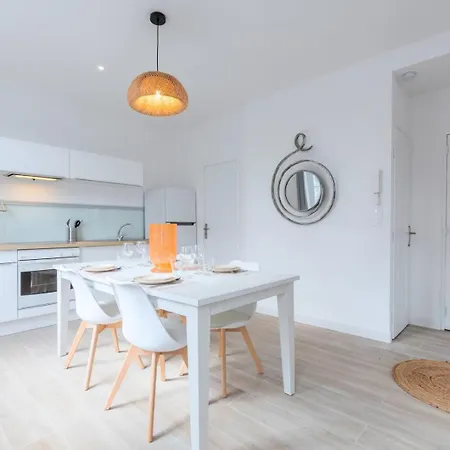 En Baroeul Two-bedroom Bright And Equipped *